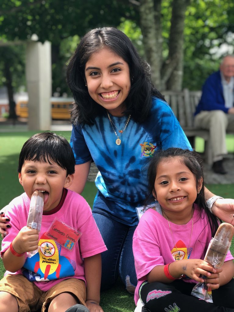 Los Niños Primero children enjoy a treat