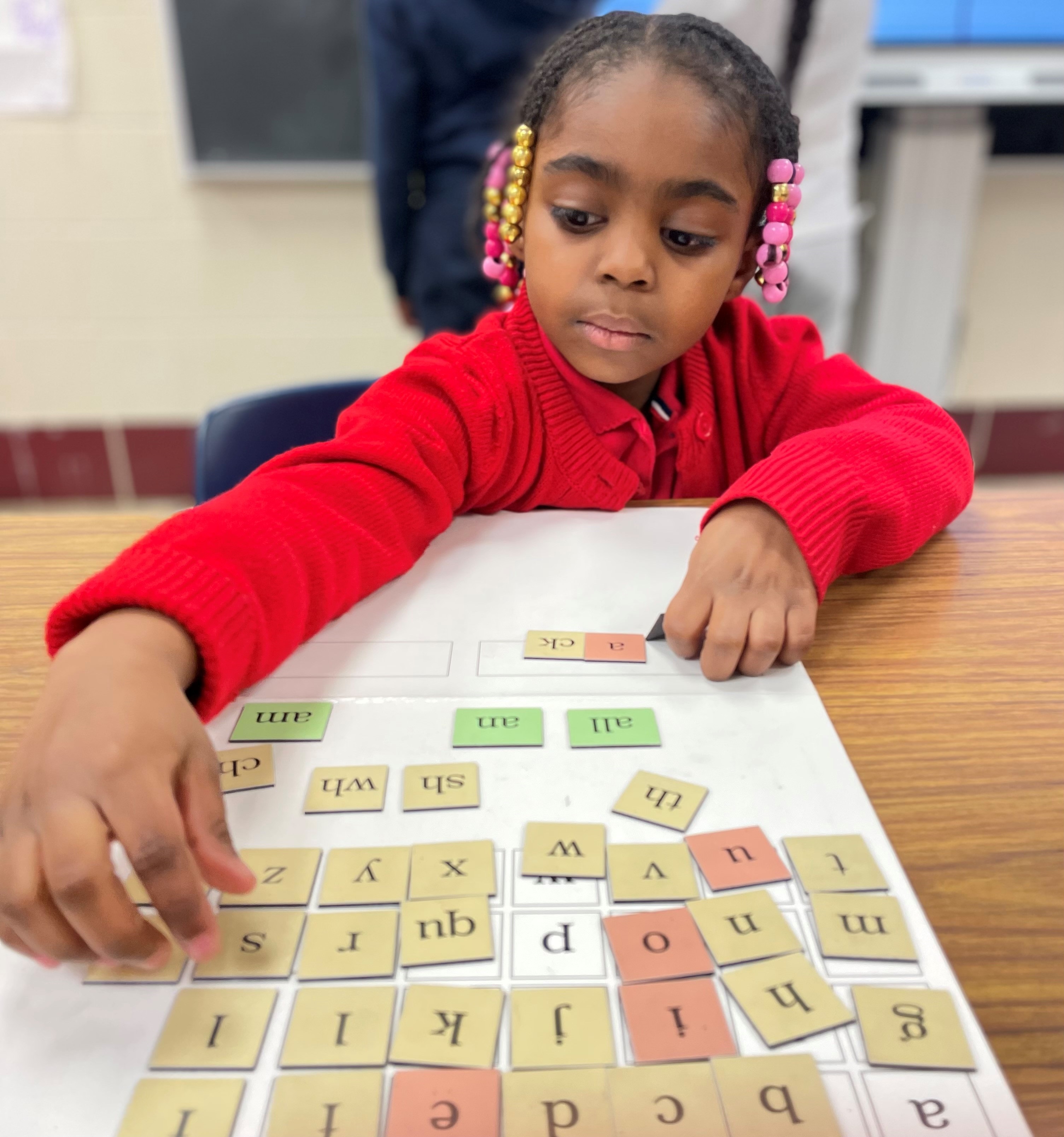 Joyful Readers Moffet girl student plays spelling game